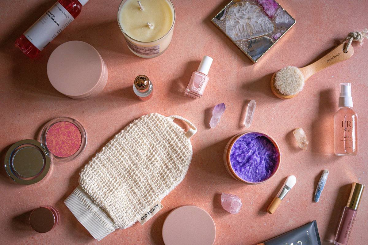 Infographic showing bacterial growth in cluttered vs. organized cosmetic setups with FDA data points