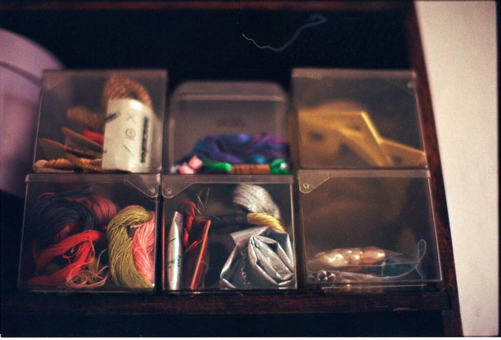 The Ultimate Guide to Choosing the Perfect Cosmetic Organizer (So You Stop Digging Through Drawers Like a Squirrel in Winter)