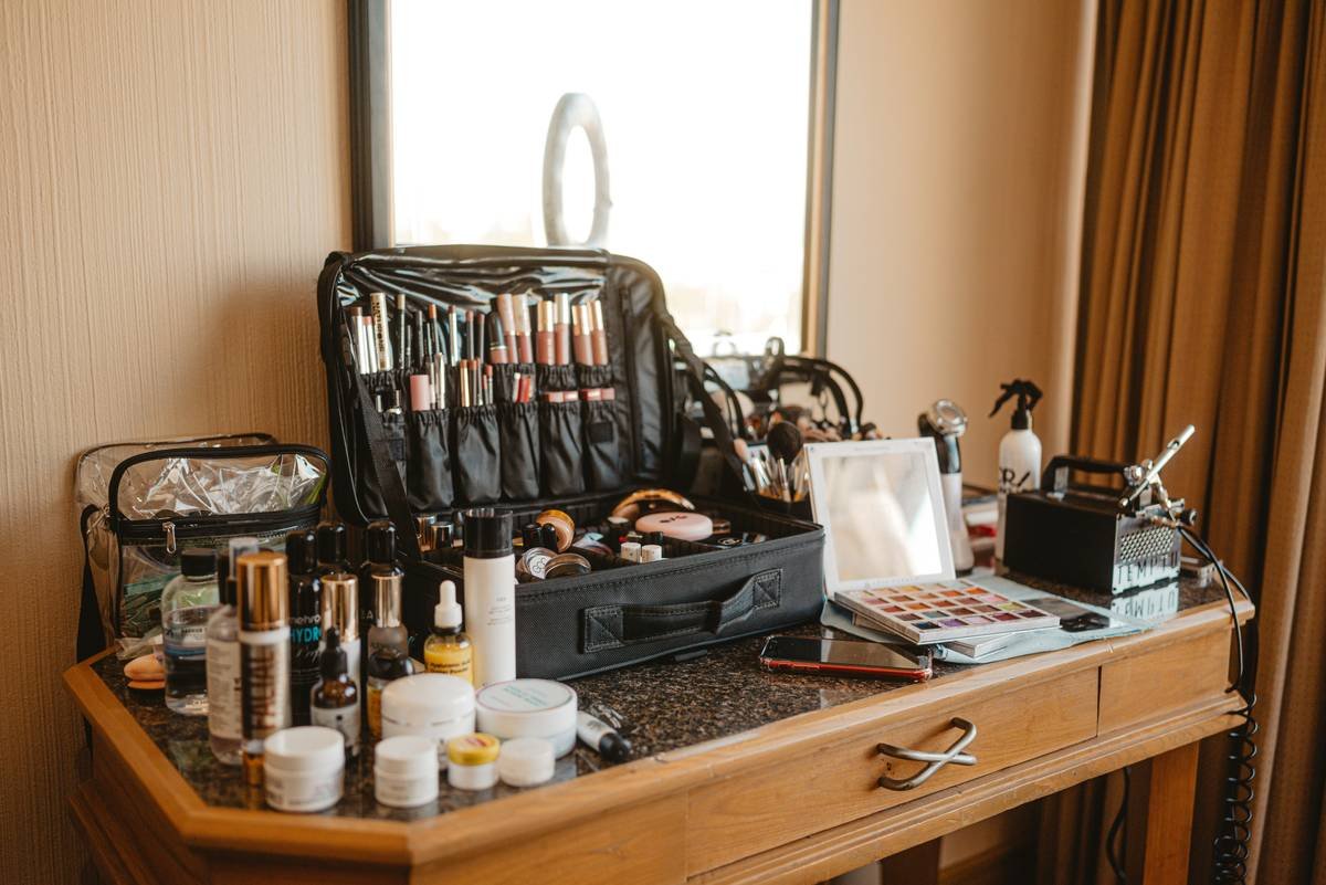Infographic comparing disorganized vs organized makeup routines showing time saved, product longevity, and hygiene benefits