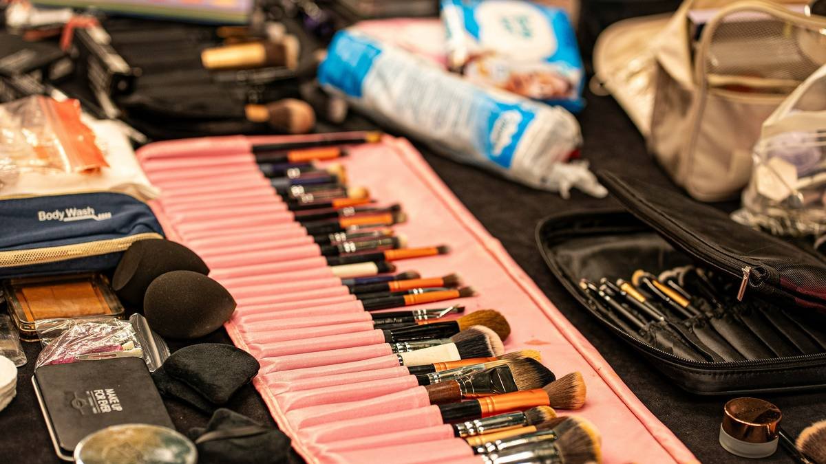 Infographic showing bacterial growth risks in unorganized vs. ventilated makeup storage