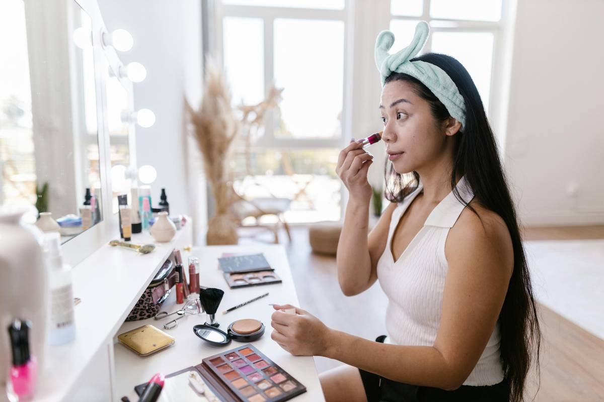 Infographic showing stats: 68% of users report chaotic makeup storage; 42% waste product due to poor organization; clutter increases morning stress by 27%