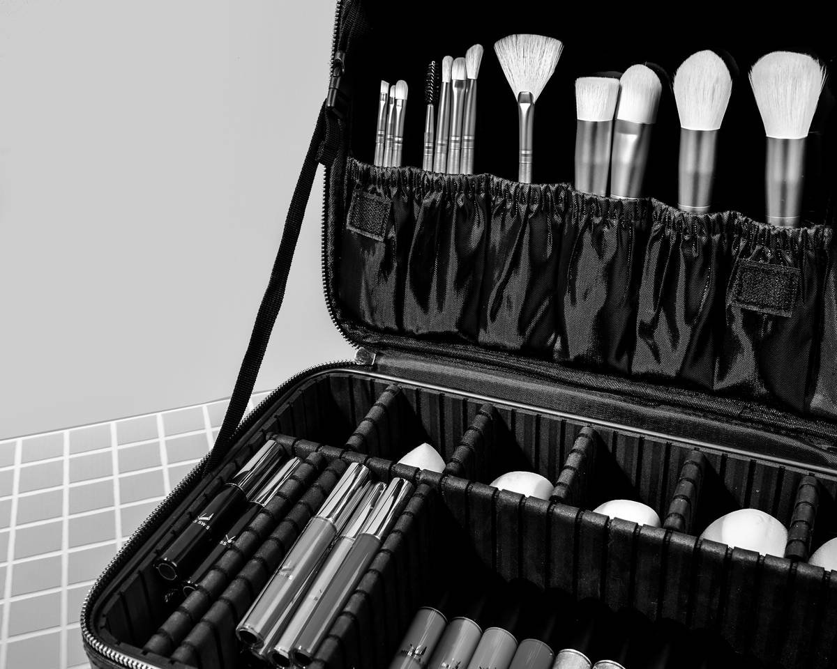 Infographic showing that 68% of people waste 5-15 mins daily searching for beauty products, and proper organizers reduce search time by 70%