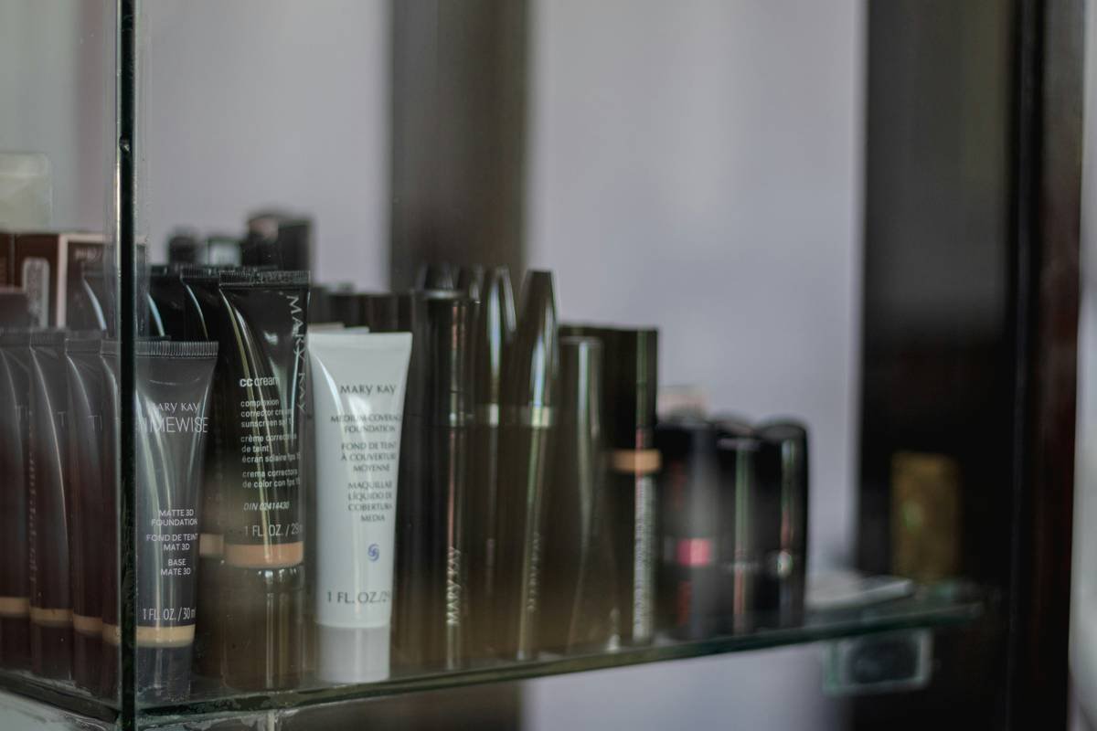 The Ultimate Guide to Choosing the Perfect Cosmetic Storage Rack (Without Losing Your Mind)