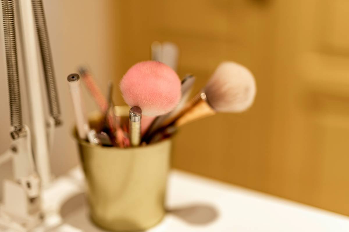 Comparison chart showing failed vs. functional makeup organizer rack designs based on height, material, compartment adjustability, and brush storage