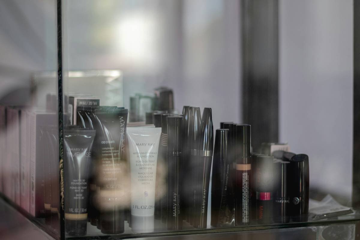 Infographic showing 5 types of cosmetic display solutions with pros, cons, and ideal use cases