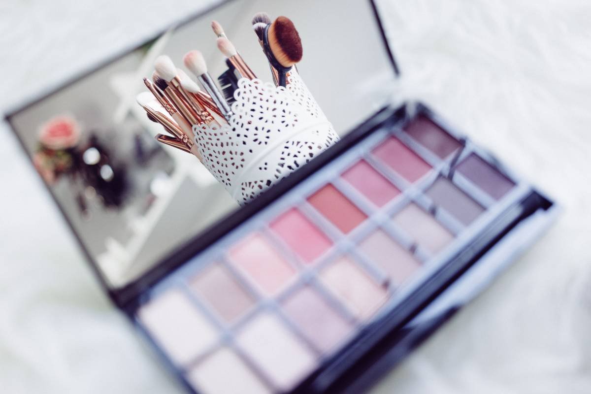 Infographic showing benefits of organized makeup storage vs. cluttered drawers: reduced search time, longer product life, fewer duplicates purchased