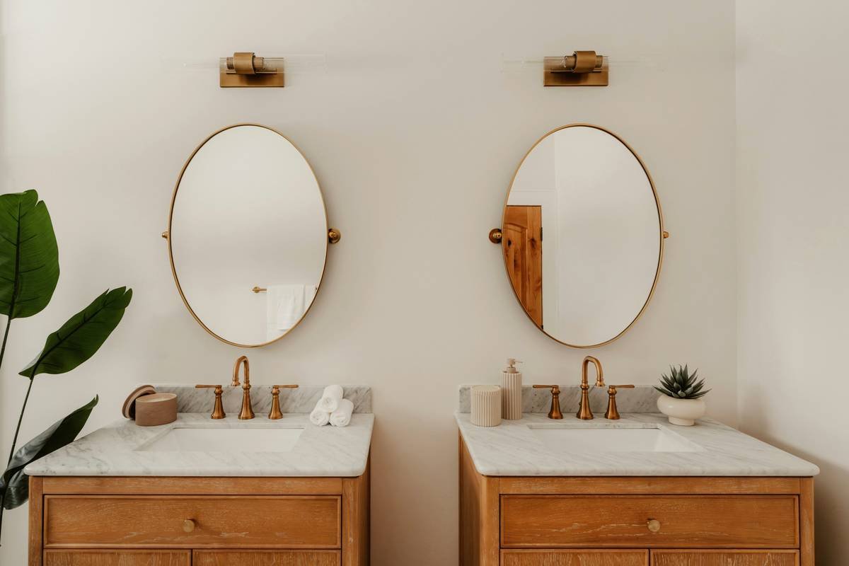 Why Your Makeup Routine Fails Without a Cosmetic Organization Stand